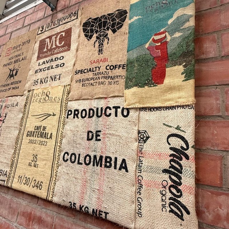 Muro de sacos de café de distintos orígenes