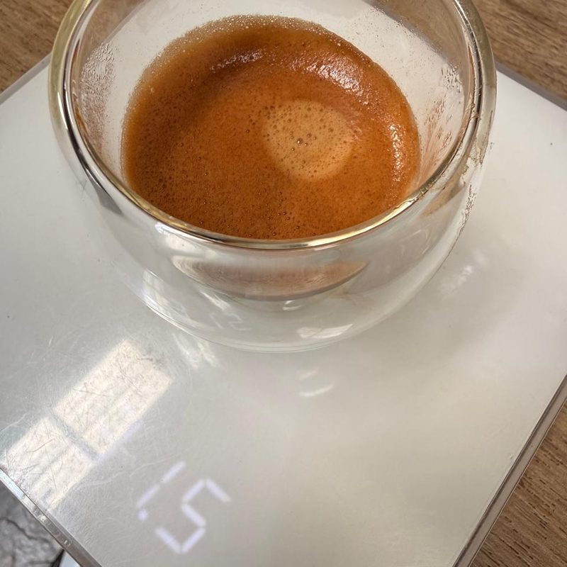 Espresso recién extraído sobre balanza